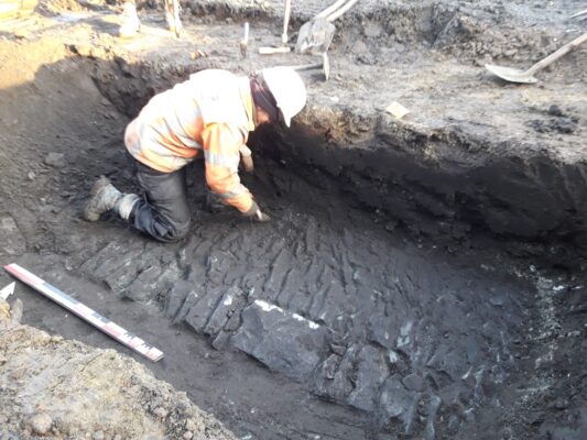 Archeologische opgraving Torhout: zicht op het wegdek in natuursteen